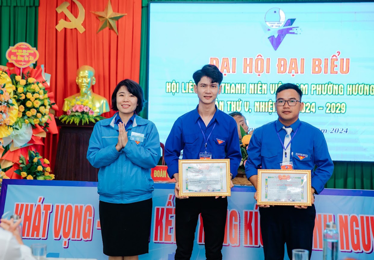 Khen thưởng của UBH LHTN Việt Nam thị xã