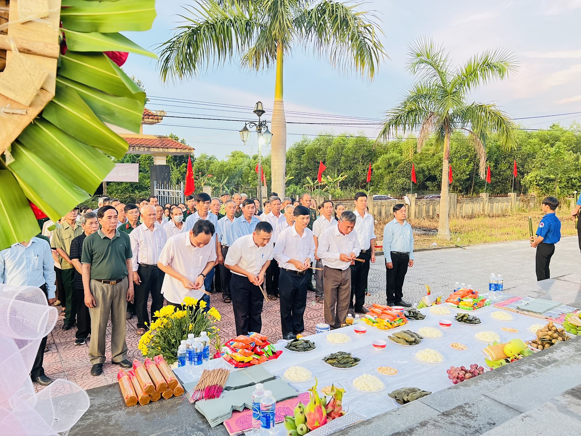 Hình ảnh lãnh đạo địa phương dâng hương, dâng hoa