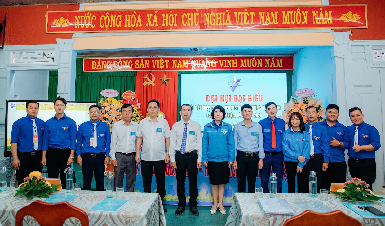 Hình ảnh các đồng chí Đại biểu chụp hình lưu niệm cùng với UBH LHTN Việt Nam phường