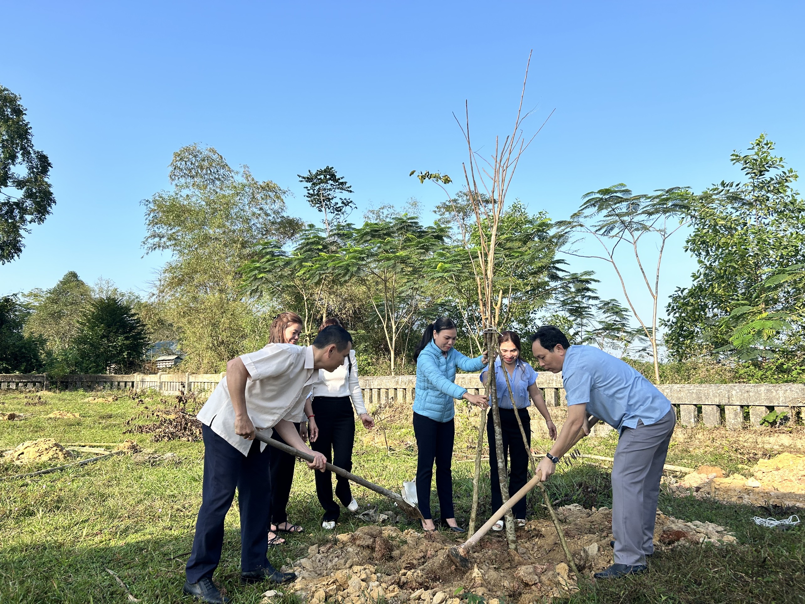 Hình ảnh các đồng chí lãnh đạo địa phương ra quân tết trồng cây