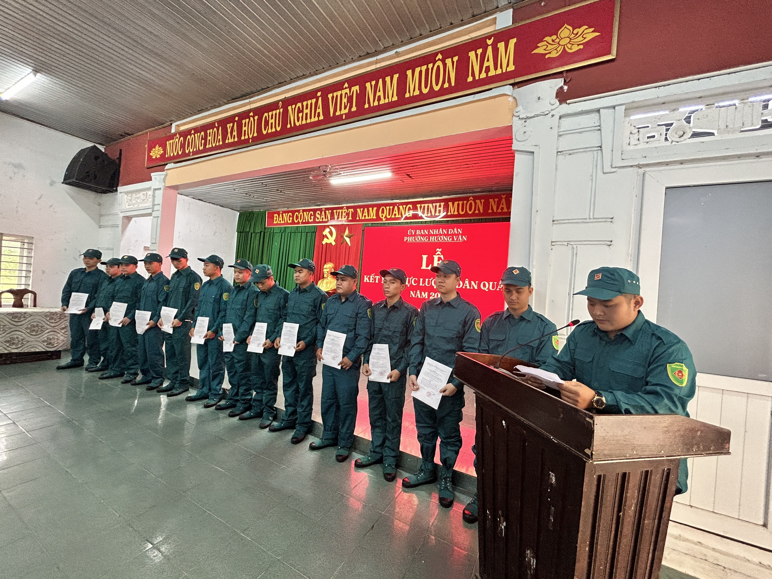 Chiễn sĩ Hồ Khả Sơn - Thay mặt 14 chiến sĩ mới được kết nạp đọc lời tuyên thệ 