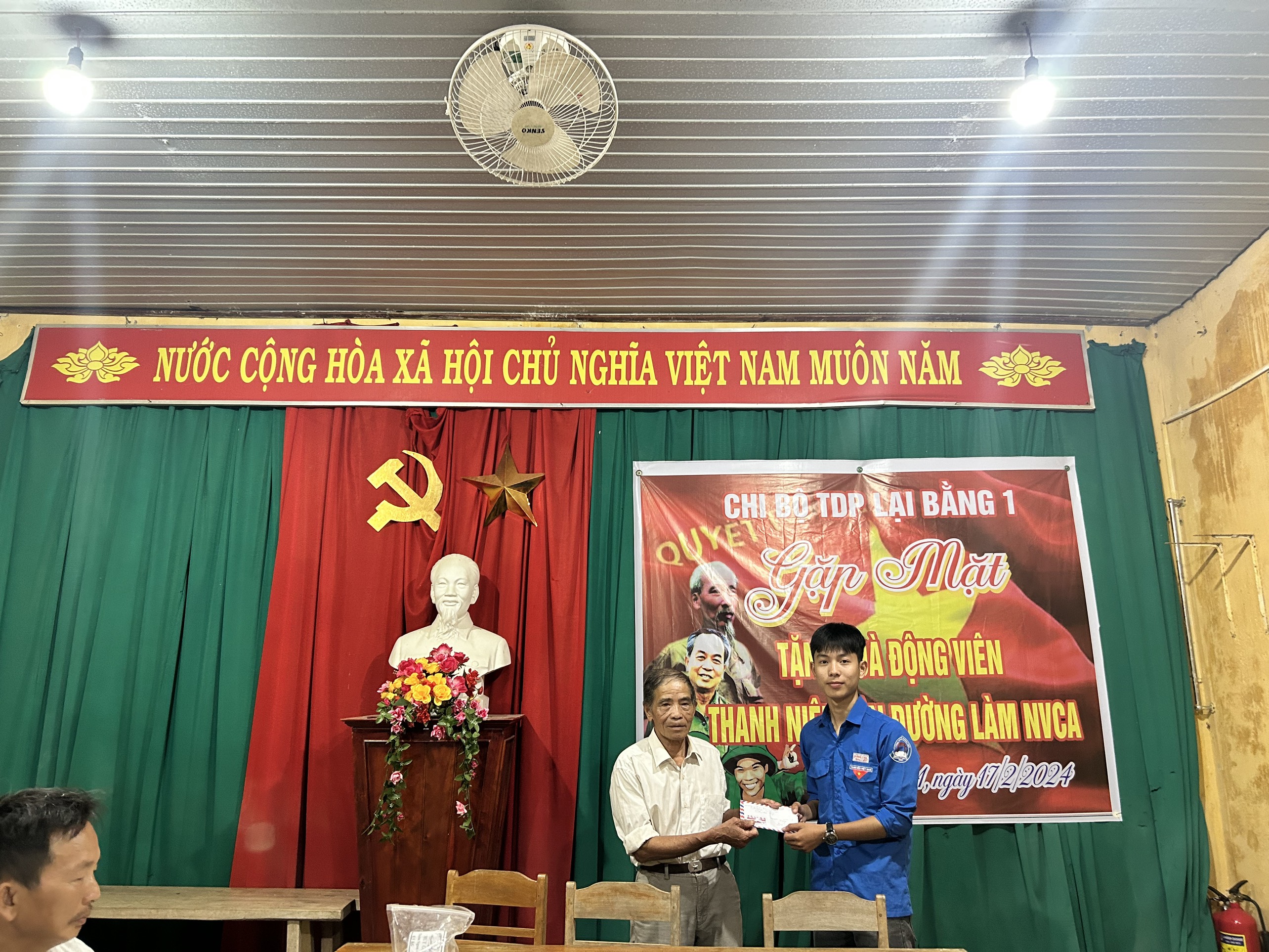 Hình ảnh đồng chí Hồ Khả Tô - Bí thư Chi bộ, Tổ trưởng TDP tặng quà cho Thanh niên Châu Viết Thuận trúng tuyển NVCA năm 2024