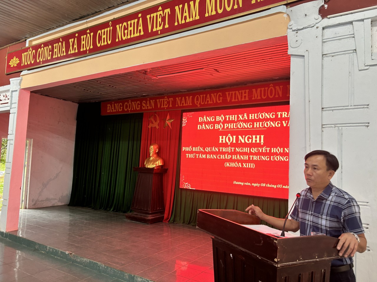 Đồng chí Lê Nhật Minh - UVTV Thị ủy, Trưởng BTG Thị ủy trao đổi tại Hội nghị