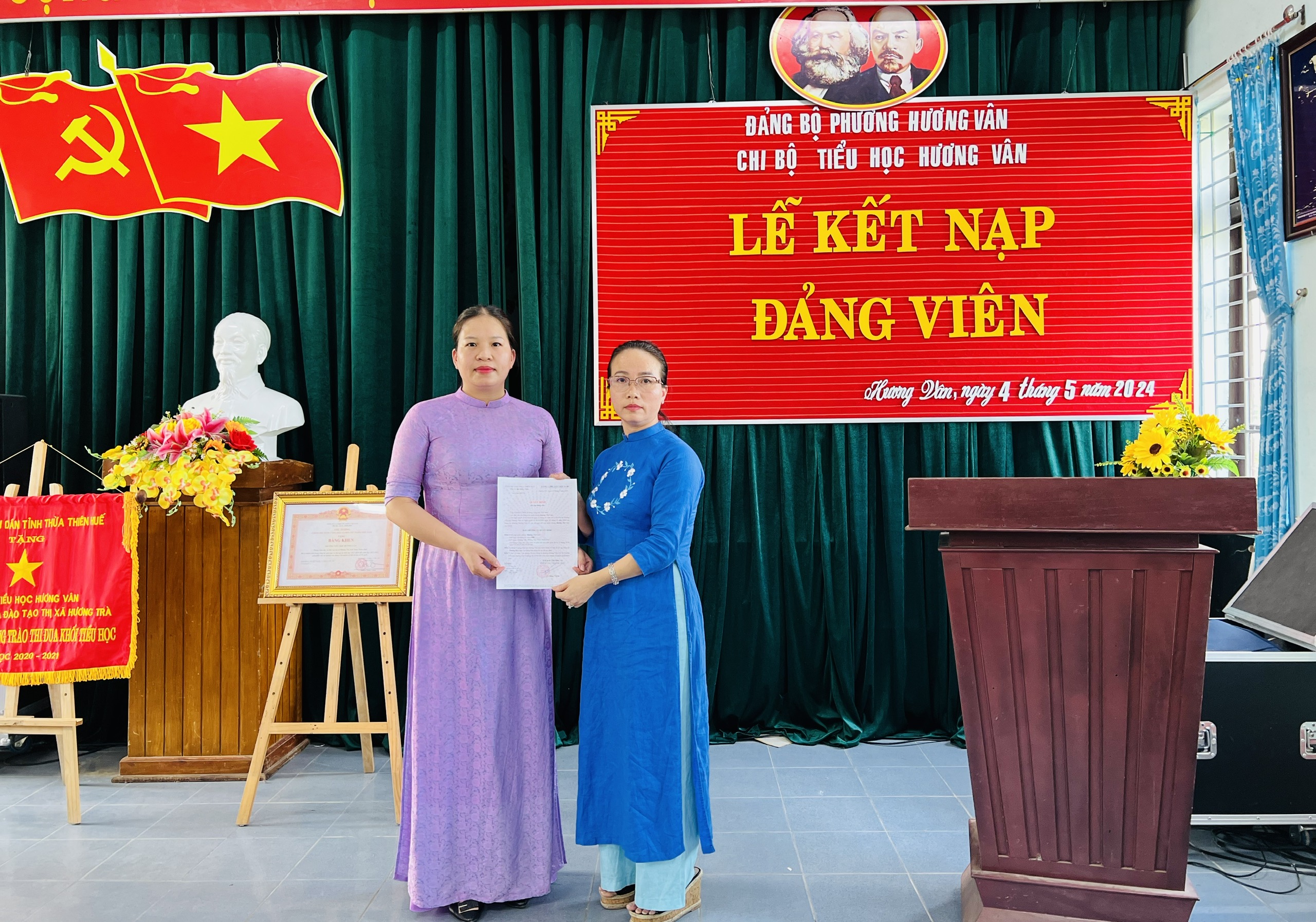 Đồng chí Dương Thị Lãm Thúy - Trao quyết định kết nạp Đảng viên cho quần chúng Dương Thị Ca Ry 