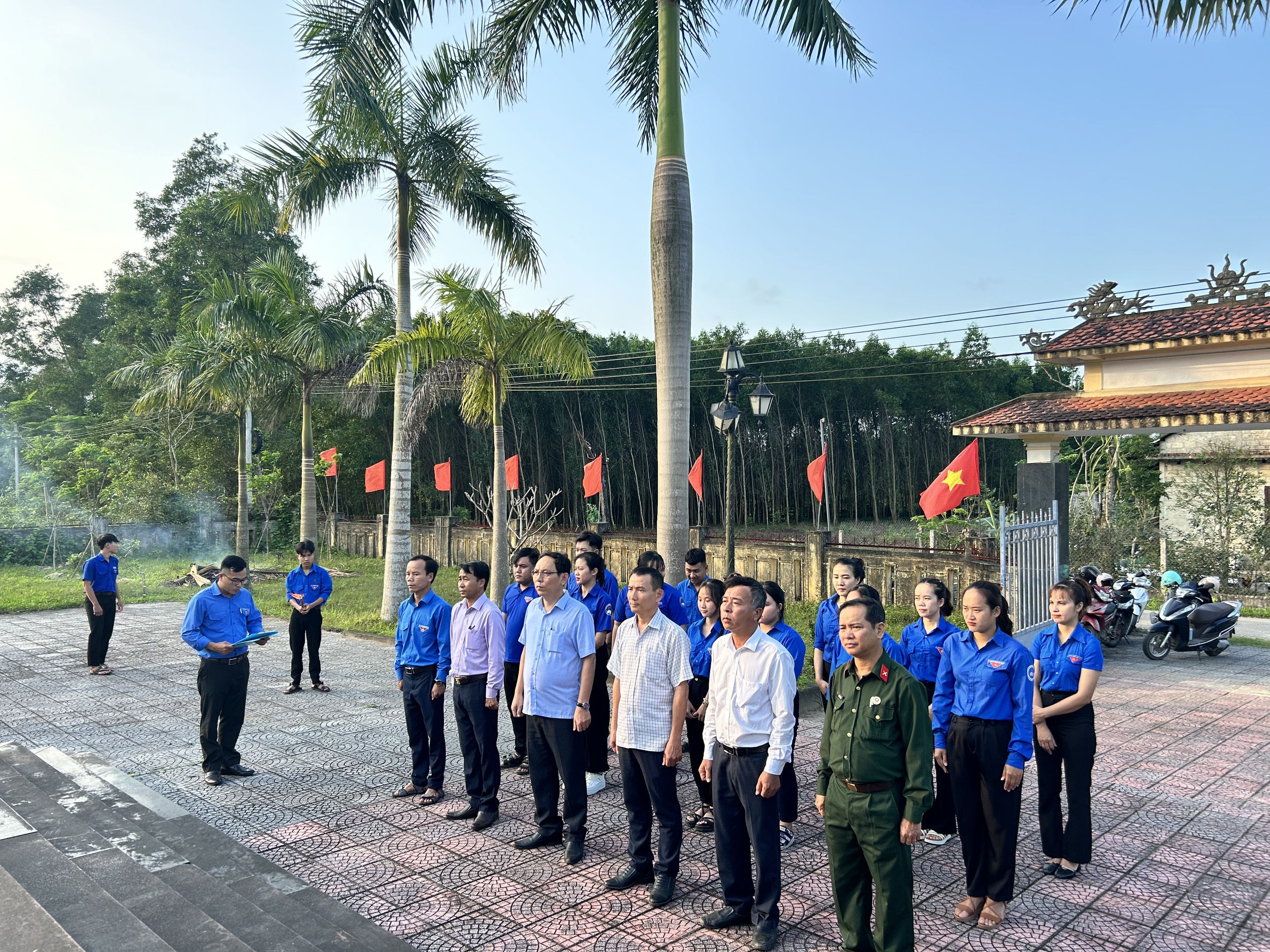 Tổ chức Chương trình "Dâng hoa - Dâng hương " nhân dịp Kỷ niệm 93 năm ngày thành lập Đoàn TNCS Hồ Chí Minh ( 26/3/1931 - 26/3/2024)