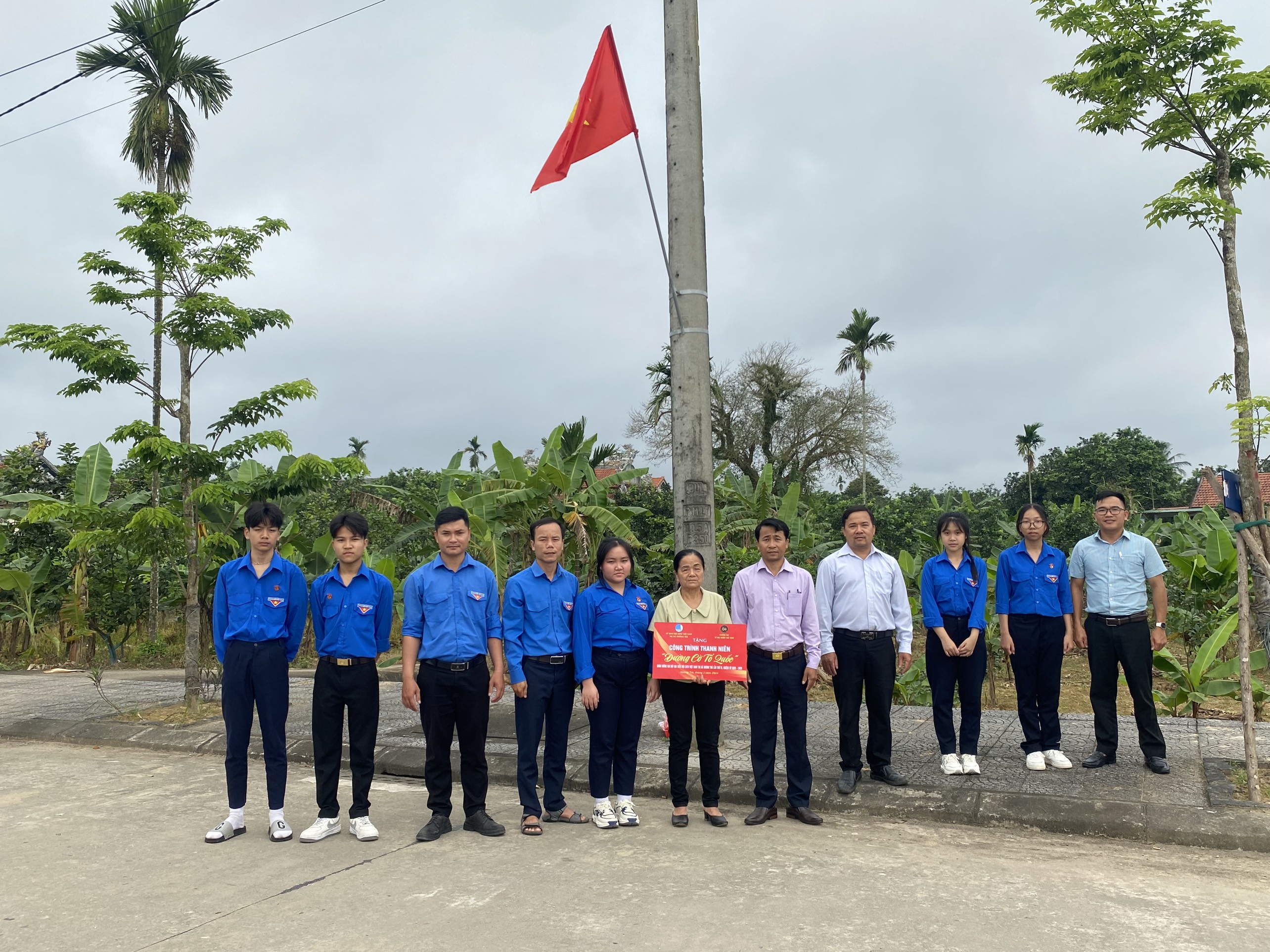 Hình ảnh trao tặng công trình Đường cờ Tổ quốc tại TDP Sơn Công 1